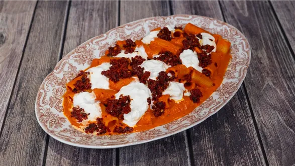Rigatoni z sosem i burratą